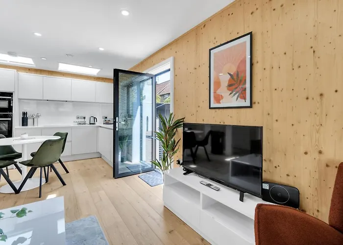Green Mews 2 With Free Parking - By My Getaways